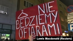 Плякат «Ня будзем ахвярамі» на жаночай дэманстрацыі ў Гдыні, 23 кастрычніка 2020