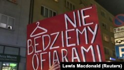 Učesnica protesta u Gdinji drži transparent na kome piše "Nećemo biti žrtve", 23. oktobar 2020.