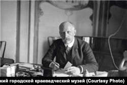 Фритьоф Нансен в кабинете в доме П. И. Гадалова