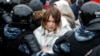 Policia ruse duke arrestuar një grua gjatë një tubimi në mbështetje të udhëheqësit të burgosur të opozitës, Aleksei Navalny, 23 janar, 2021.