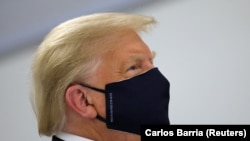 Президент США Дональд Трамп в один из редких дней, когда его видели в маске (архивное фото).
