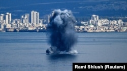 Вибух у морі після того, як з Ірану по Ізраїлю були запущені ракети у відповідь на удари Ізраїлю та США по Ірану. Північ Ізраїлю, 28 лютого 2026 року