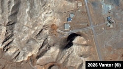 بر اساس تصویر ماهواره‌ای گرفته‌شده در ۲۱ بهمن، به‌نظر می‌رسد توده‌هایی از خاک، که در مرکز عکس به‌صورت بخش‌های قهوه‌ای‌تر دیده می‌شود، ورودی‌های یک مجموعه تونل در مرکز تحقیقات هسته‌ای اصفهان را مسدود کرده‌اند