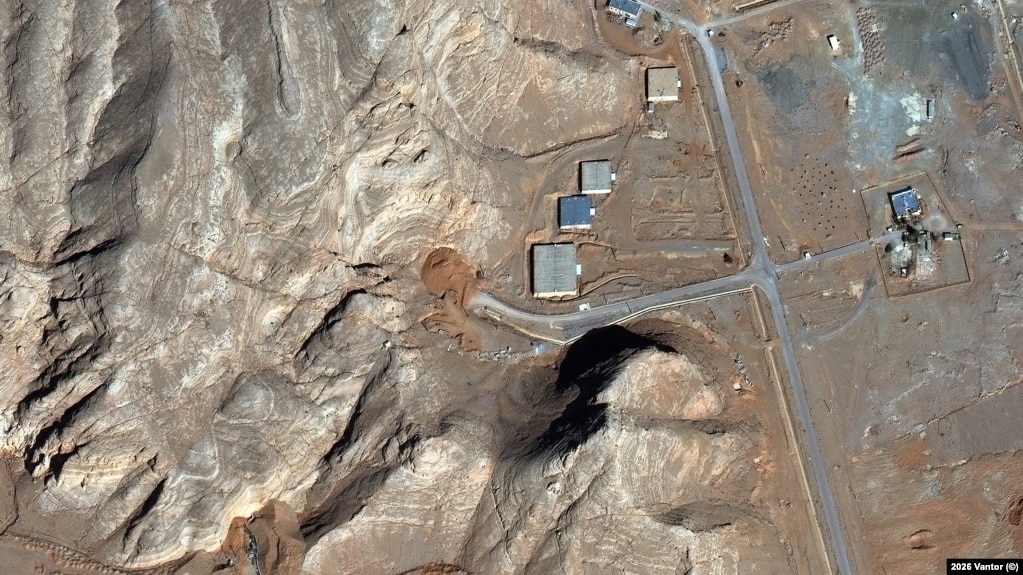 تصویر ماهواره‌ای از مسدود کردن ورودی تأسیسات هسته‌ای اصفهان با خاک، روز ۲۱ بهمن
