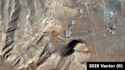 تصویر ماهواره‌ای از مسدود کردن ورودی تأسیسات هسته‌ای اصفهان با خاک، روز ۲۱ بهمن
