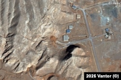 На спутниковом снимке видны засыпанные землей входы в туннели ядерного комплекса в Исфахане, Иран, 10 февраля 2026 года
