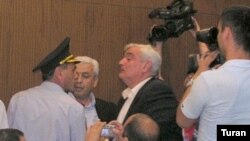 Əsəbilərini cilovlaya bilməyən Kamal Abdulla gəncin üzərinə yeridi