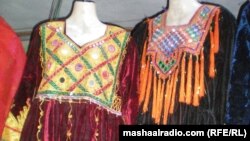 د جلال اباد په یوه دوکان کې د افغانستان دودیز کمیسونه ايښي