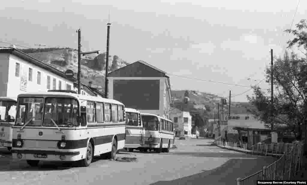 Turistik avtobuslar saray kirişinde tura, birincisi Yaltadan keldi