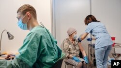 За даними Університету Джонса Гопкінса, у Польщі виявили 1,57 мільйона інфікованих коронавірусом, померли понад 40 тисяч людей. У країні вже почалася кампанія з вакцинації.
