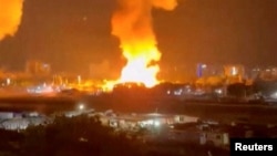 Огонь и дым после взрывов вследствие ударов по Каракасу. Скриншот видео, опубликованного Reuters 