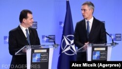 Premierul român, Ludovic Orban, și secretarul general al NATO, Jens Stoltenberg, într-o conferință de presă comună la sediul NATO