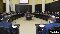 Armenia - Prime Minister Karen Karapetian chairs a cabinet meeting in Yerevan, 22Dec2016.