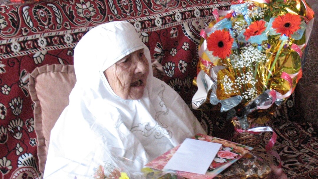 Жалаңаш ауыл тұрғындарының жеке суреті Ашадағы жыныстық қатынас