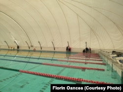 Luni, pe 23 februarie 2026, muncitorii lucrau încă la refacerea structurii balonului care acoperă bazinul de vară de la Complexul Lia Manoliu din București.