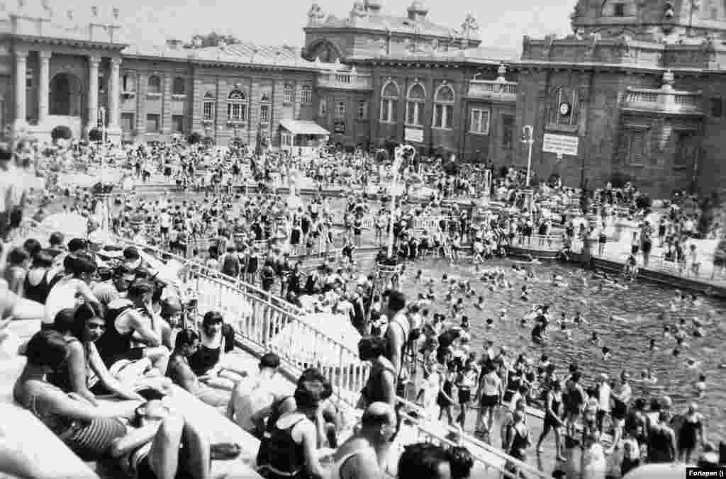 A Széchenyi-fürdő 1930-ban. A - becenevén - &quot;Szecska&quot; 1913. június 13-án nyitott meg.