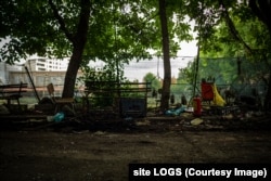 Curți abandonate unde refugiații nerezidenți în centrul din Timișoara așteaptă să plece clandestin mai departe