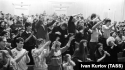 Публика в зрительном зале во время концерта в Ленинградском рок-клубе, 1987 год