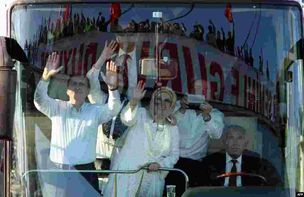 Premijer Redžep Tajip Erdogan sa suprugom Eminom po dolasku u Ankaru, 9. juni 2013. Foto: AFP / Adem Altan 