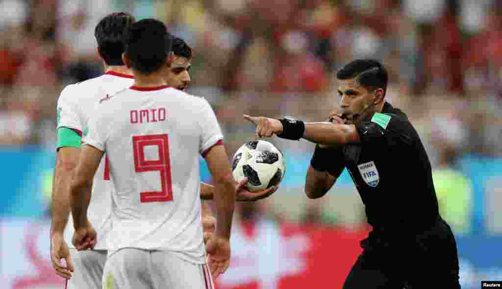 Soccer Football - World Cup - Group B - Iran vs Portugal - Mordovia Arena, Saransk, Russia - June 25, 2018 Referee Enrique Caceres awards Iran a penalty REUTERS/Ricardo Moraes