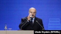 За словами прес-секретаря, Олександр Лукашенко «перебуває абсолютно в робочому режимі» 