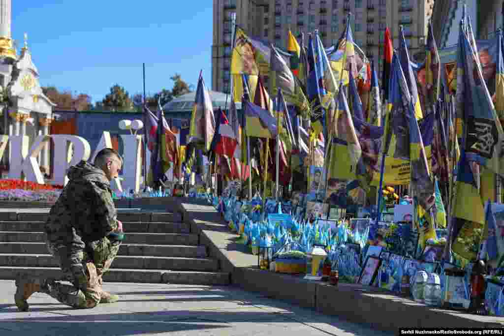 Військовий вшановує пам'ять своїх загиблих побратимів. Майдан Незалежності у Києві. 1 жовтня 2026 року