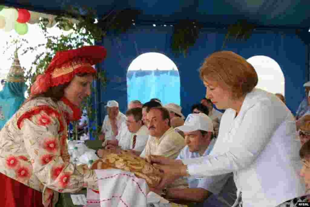 Балык Бистәсендә Сабантуй - 2009 - Район Сабантуендагы мәртәбәле кунак, Татарстанның премьер министры урынбасары, мәдәният министры Зилә Вәлиева