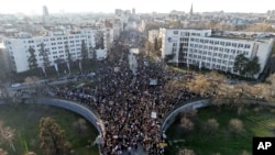 Pamje nga protesta në Novi Sad.