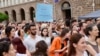 Участничка в протеста в понеделник в София държи плакат с надпис "Мечтая да лекувам, без да мизерувам"