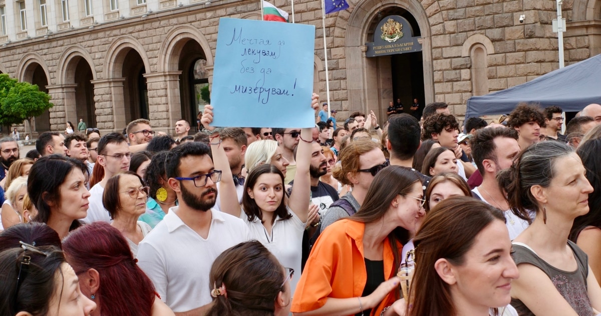 Стотици хора протестираха в София с искане за достойни заплати