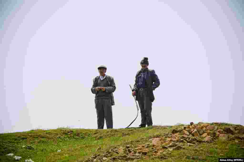 Heyvanlarını otaran çobanlar.