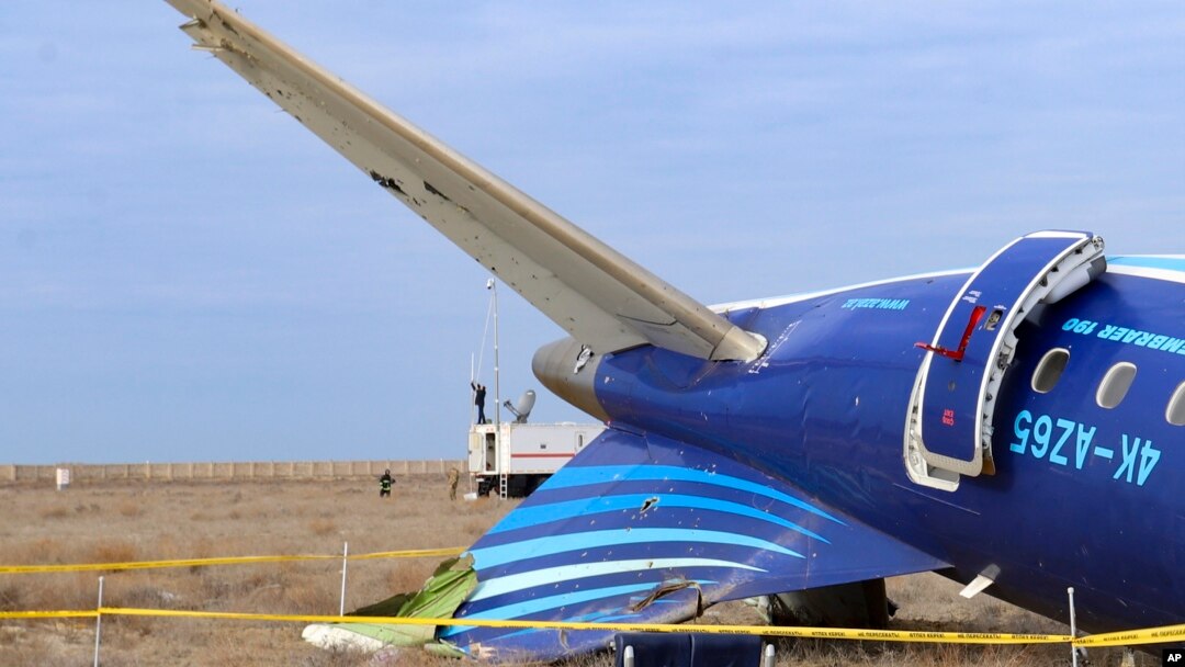 Coada aeronavei Embraer a companiei Azerbaijan Airlines, pe un câmp din apropierea orașului kazah, Aktau, pe țărmul estic al Mării Caspice. Avionul a traversat marea după ce a fost lovit în Federația Rusă, când încerca să aterizeze la Groznîi.
