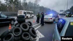 Учасники акції протесту на під'їздах до Києва заявляють, що хочуть привернути увагу влади до теми розмитнення автомобілів, придбаних за кордоном