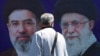 Muškarac prolazi pored bilborda na kojem su prikazani pokojni iranski vrhovni vođa ajatolah Ali Hamnei, i njegov sin i nasljednik Modžtaba Hamnei, Teheran, 15. april 2026.