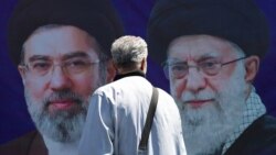 Muškarac prolazi pored bilborda na kojem su prikazani pokojni iranski vrhovni vođa ajatolah Ali Hamnei, i njegov sin i nasljednik Modžtaba Hamnei, Teheran, 15. april 2026.
