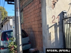 Nedovršena kuća na jednoj adresi u Beogradu, gde je na prošlim izborima bilo prijavljeno prebivalište za 51 birača. Danas je na toj adresi prijavljeno sedam birača.