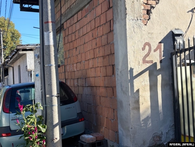Nedovršena kuća na jednoj adresi u Beogradu, gde je na prošlim izborima bilo prijavljeno prebivalište za 51 birača. Danas je na toj adresi prijavljeno sedam birača.