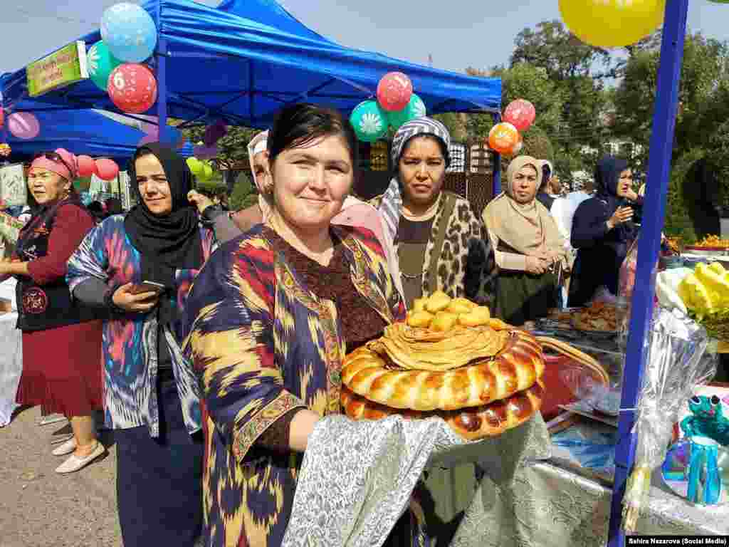 Борбордук аянтта сүрөт көргөзмөсү, &ldquo;Ош - ооматтуу ордо калаа&rdquo; жана &ldquo;Билим жана чыгармачылык&rdquo; жармаңкелери уюштурулду.