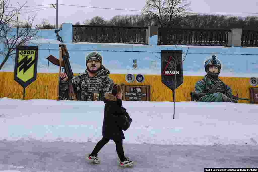 Також на «Алеї друзів» можна побачити мурали у памʼять про Володимира Плетньова на позивний «Жрець» та Кирила Баєва на позивний «Баян».У перші години повномасштабної війни «Жрець» виконував бойове завдання у напрямку Широкиного, неподалік від Маріуполя. Його група першою зустрічала противника. 24 лютого Володимир зазнав кульового поранення в голову. Побратими надали йому допомогу та евакуювали до шпиталю, де ранком наступного дня Плетньов помер.У перший день повномасштабного вторгнення спортсмен Кирило Баєв ухвалив рішення піти до ТрО. А за кілька місяців долучився до спецпідрозділу Kraken. Військовий Кирило Баєв на позивний «Баян» брав участь у звільненні Харківщини та боях на сході України. 14 січня 2023 року він поліг біля Соледару. Йому був 21 рік