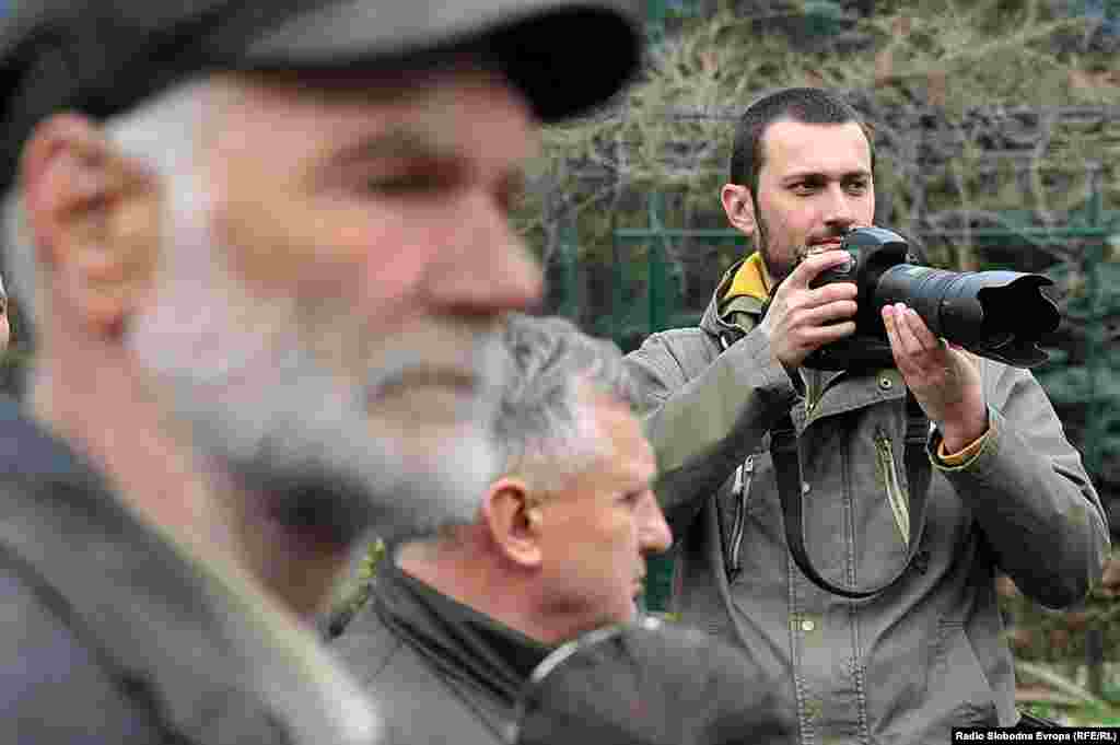 BiH: Fotoreporter Mihdat Poturović na zadatku tokom majskih poplava 2014.