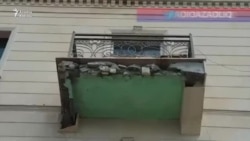 Gəncədə bir il öncə təmir olunan binanın üzlükləri tökülür - VİDEO