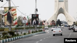 Баннеры с изображением покойного верховного лидера Ирана аятоллы Али Хаменеи в Тегеране, Иран, 23 марта 2026 года