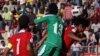 Palestinski fudbaler Suleiman al Obeid (u zelenom dresu) u duelu sa afganistanskim igračima tokom kvalifikacija za Svjetsko prvenstvo 2014. u gradu Al-Ram na Zapadnoj obali, 3. jula 2011. Utakmica je završila neriješeno 1:1, a palestinski tim se kvalifikovao za drugi krug.