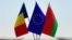Ілюстрацыйнае фота. Сьцягі Румыніі, Эўразьвязу і Беларусі (зьлева направа)