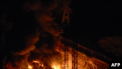 تصویر آتش‌سوزی در فوئرته تیونا، بزرگترین مرکز نظامی ونزوئلا، پس از شنیده شدن صدای چند انفجار در کاراکاس، پایتخت این کشور در ۳ جنوری ۲۰۲۶