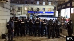 Масово недоволство и полицаи с лютиви спрейове. Няколко напрегнати момента от протеста