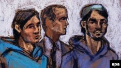 Ахрор Сайдахметов (слева), его судебный переводчик (в центре) и Абдурасул Джурабоев в зале суда. Рисунок. Нью-Йорк, 25 февраля 2015 года. 