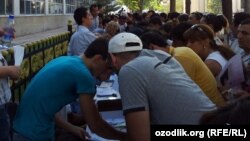 Uzbeks line up for new mobile numbers after the closure of the MTS operator earlier this year.