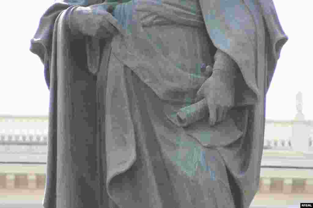 Bakı heykəllərinin ürəyindən nə keçir? #11