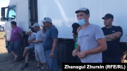 Дальнобойщики, протестующие против решения властей вводить платные дороги в Казахстане. Актюбинская область, 2 июня 2021 года. 